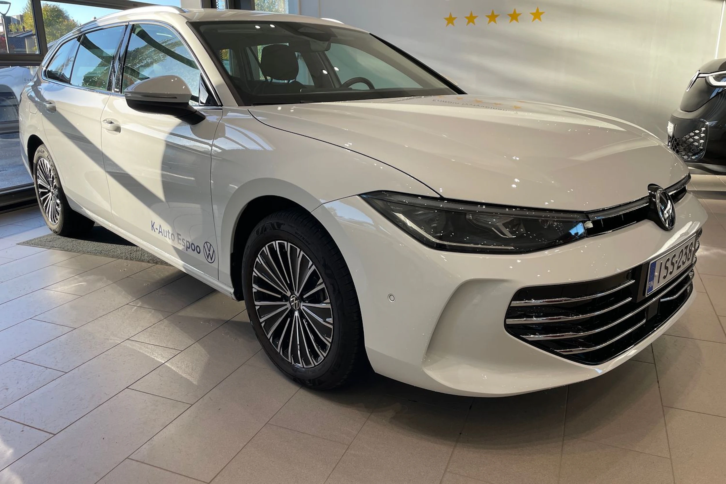 valkoinen Volkswagen Passat 2025 kuva 15.