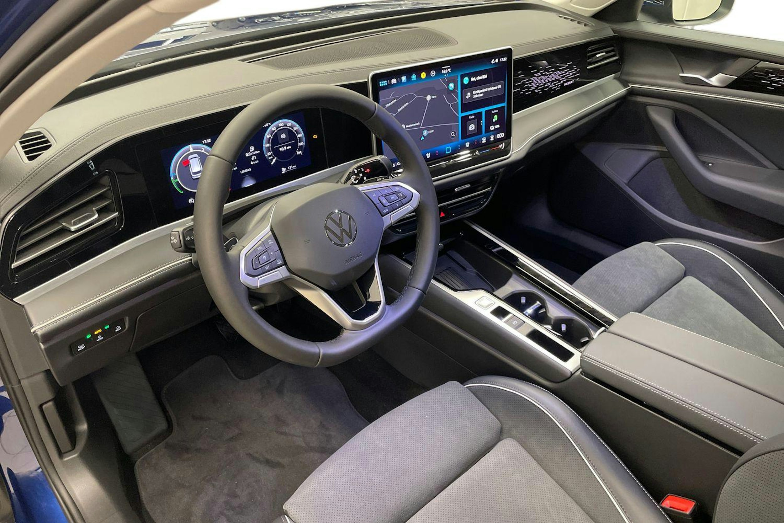 sininen Volkswagen Passat 2025 kuva 6.