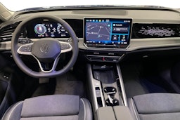 sininen Volkswagen Passat 2025 kuva 7.