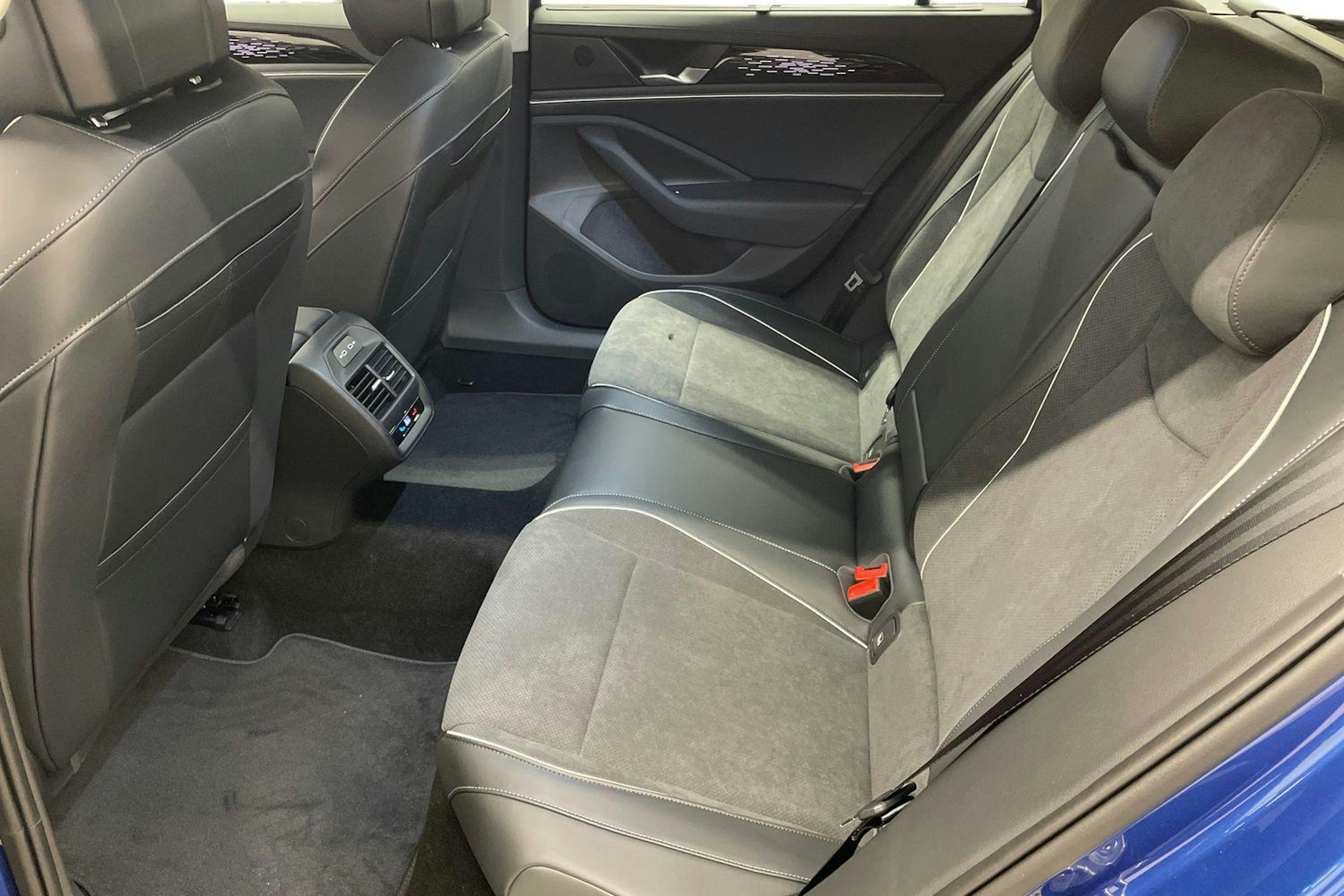 sininen Volkswagen Passat 2025 kuva 8.