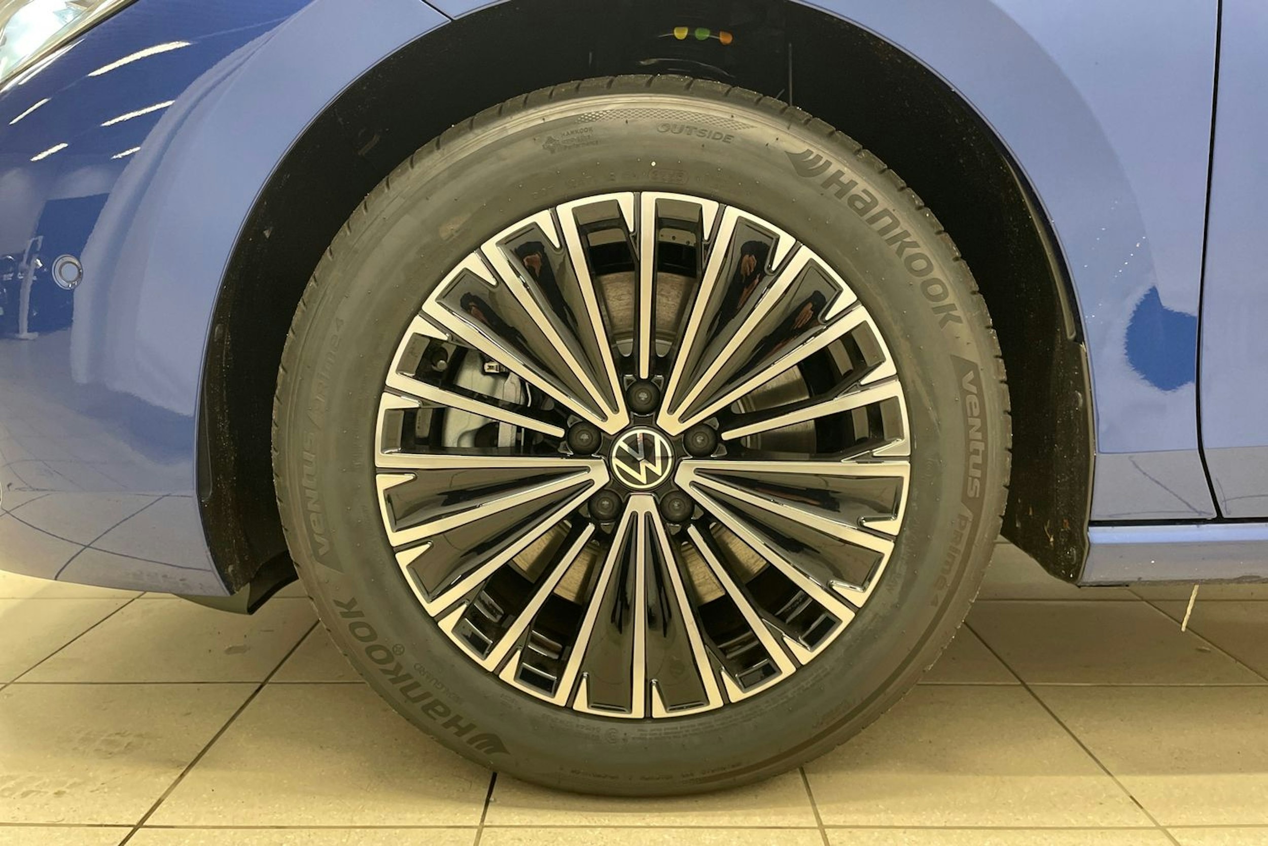 sininen Volkswagen Passat 2025 kuva 9.