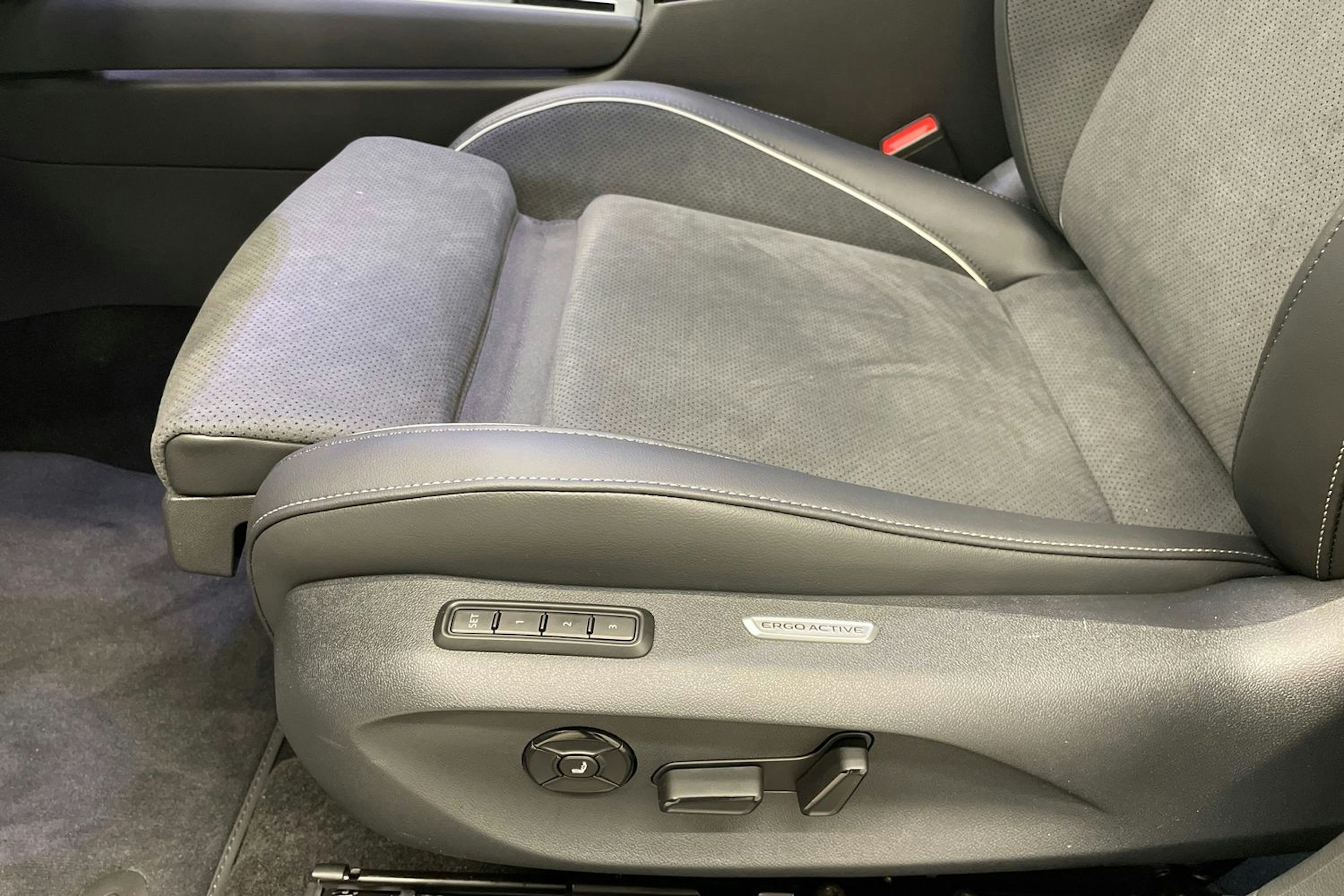 sininen Volkswagen Passat 2025 kuva 13.