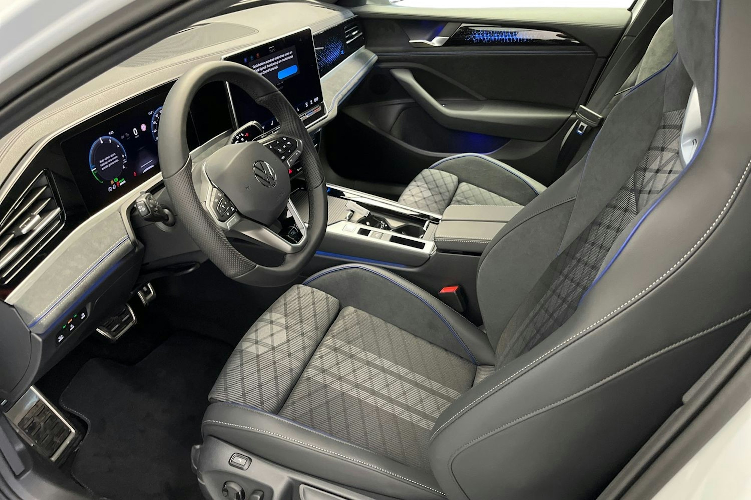 valkoinen Volkswagen Passat 2025 kuva 6.
