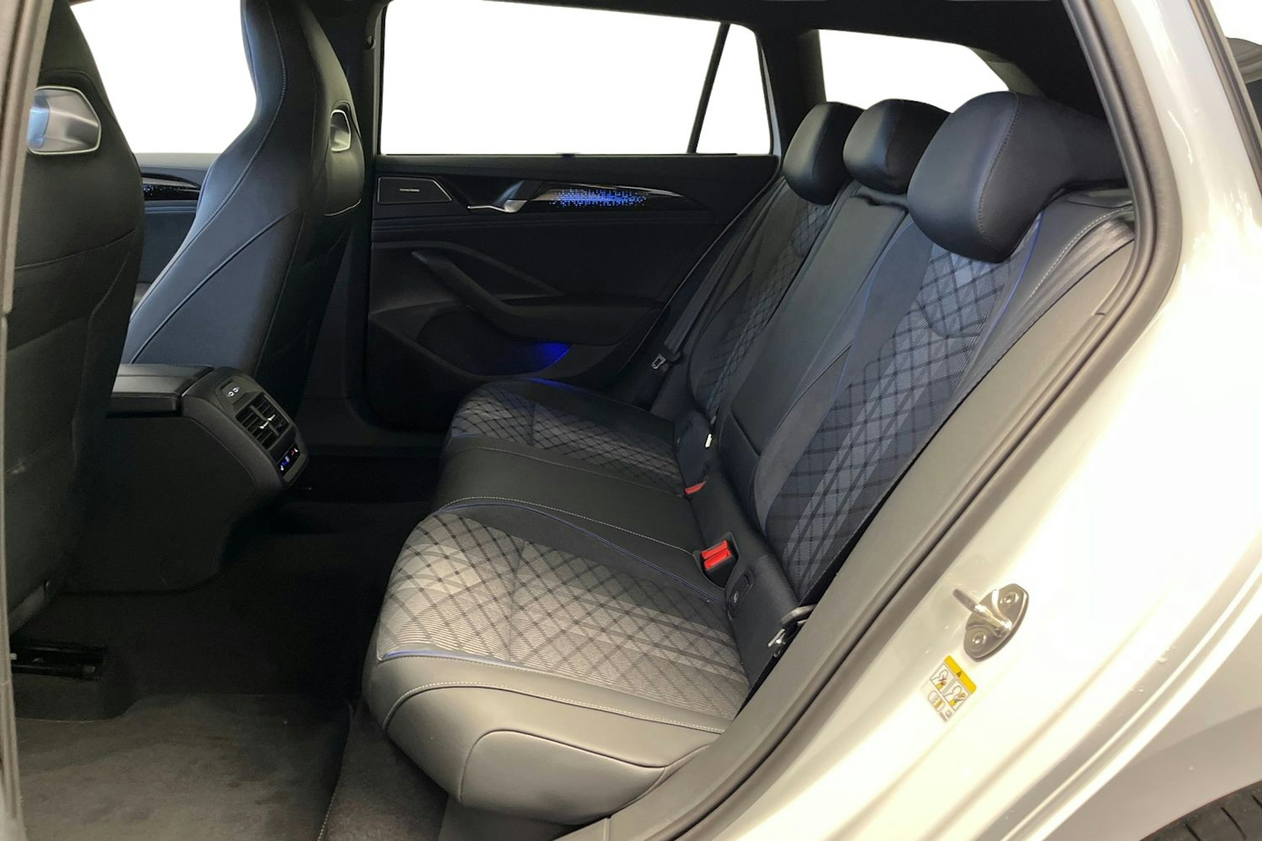 valkoinen Volkswagen Passat 2025 kuva 8.