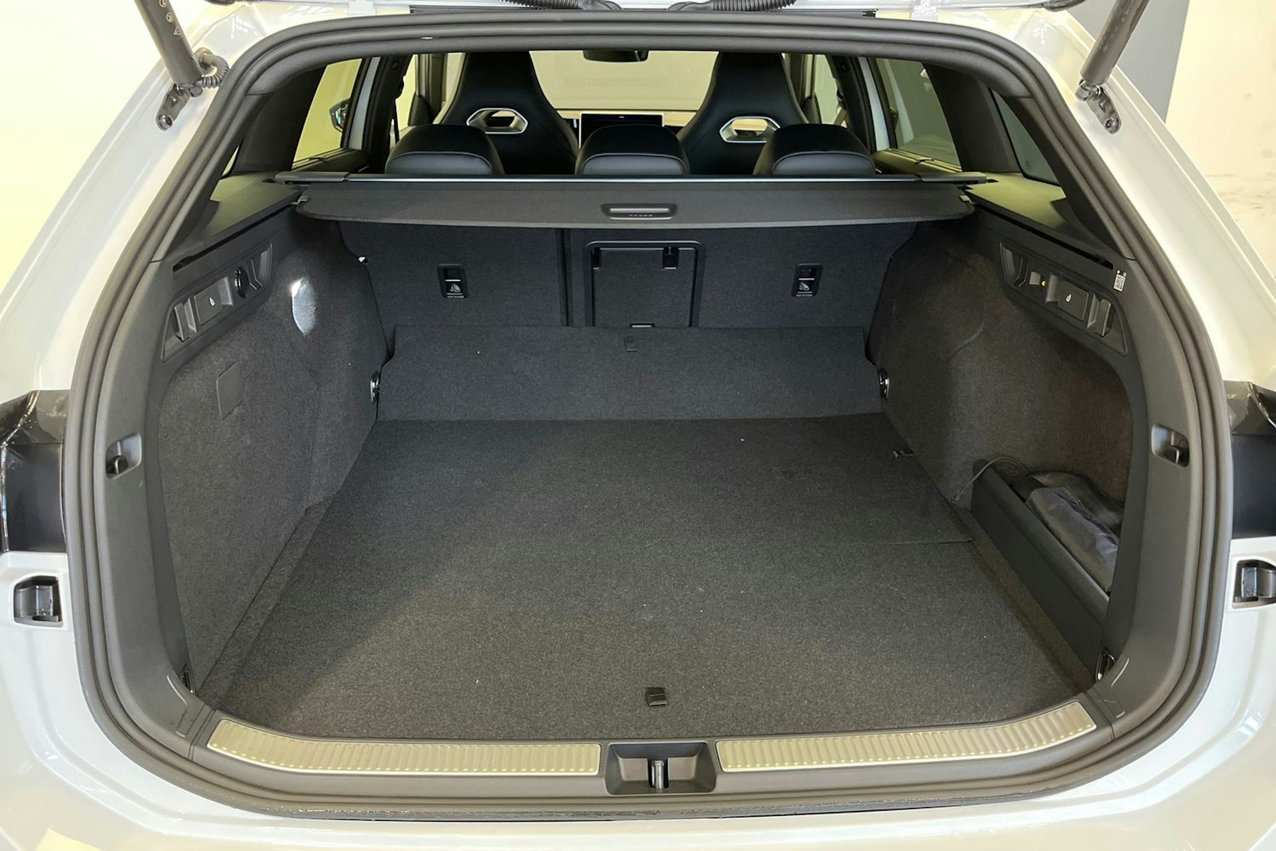 valkoinen Volkswagen Passat 2025 kuva 13.