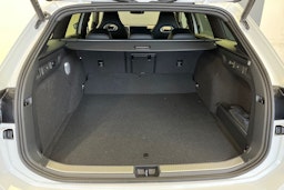 valkoinen Volkswagen Passat 2025 kuva 13.
