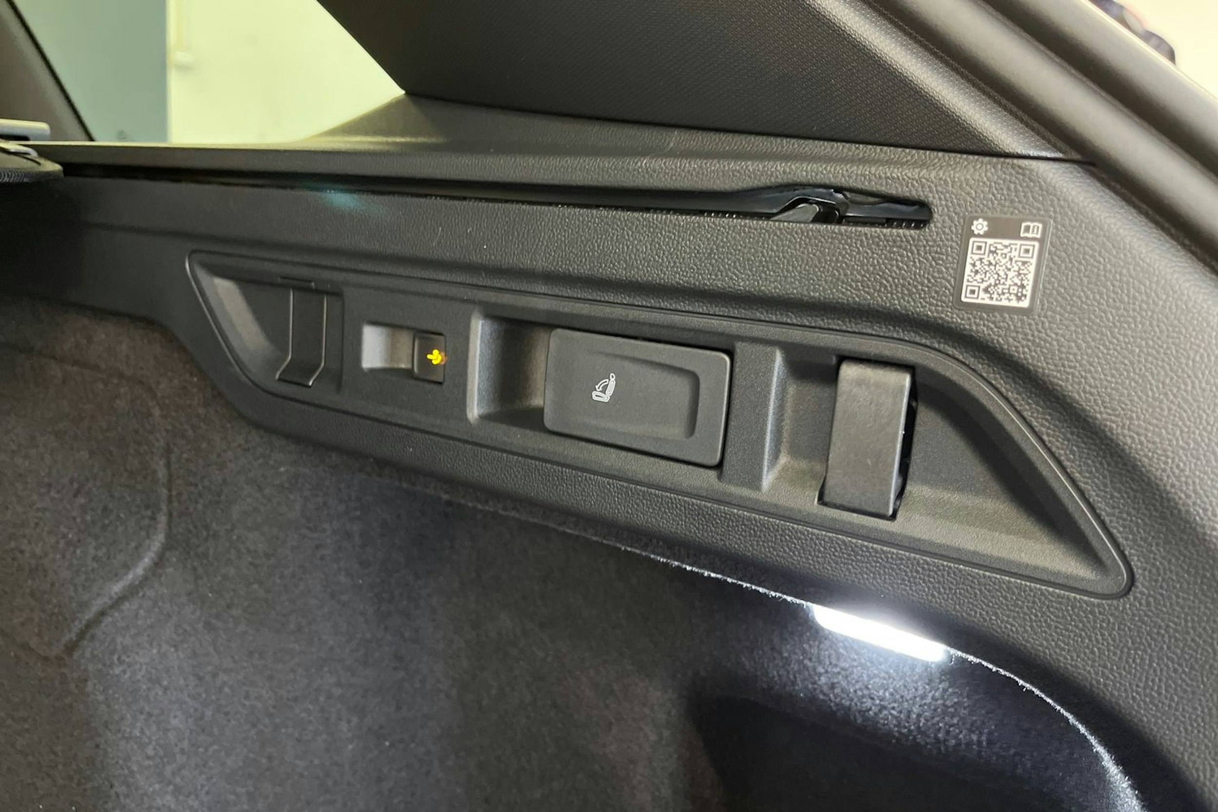 valkoinen Volkswagen Passat 2025 kuva 14.