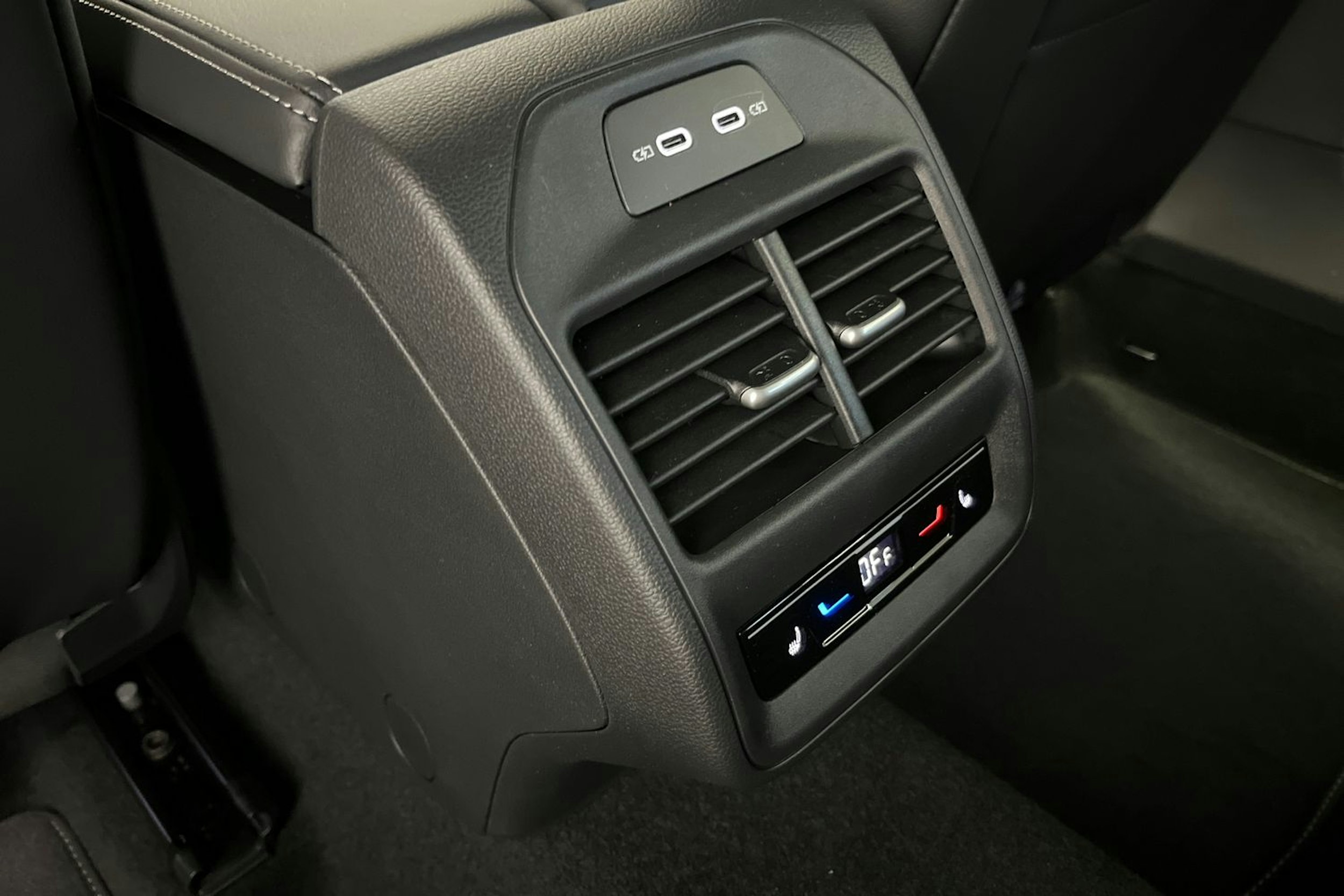 valkoinen Volkswagen Passat 2025 kuva 16.