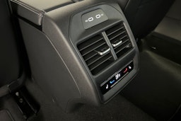 valkoinen Volkswagen Passat 2025 kuva 16.