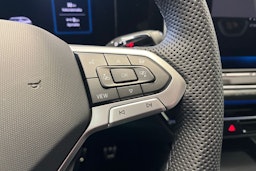 valkoinen Volkswagen Passat 2025 kuva 18.