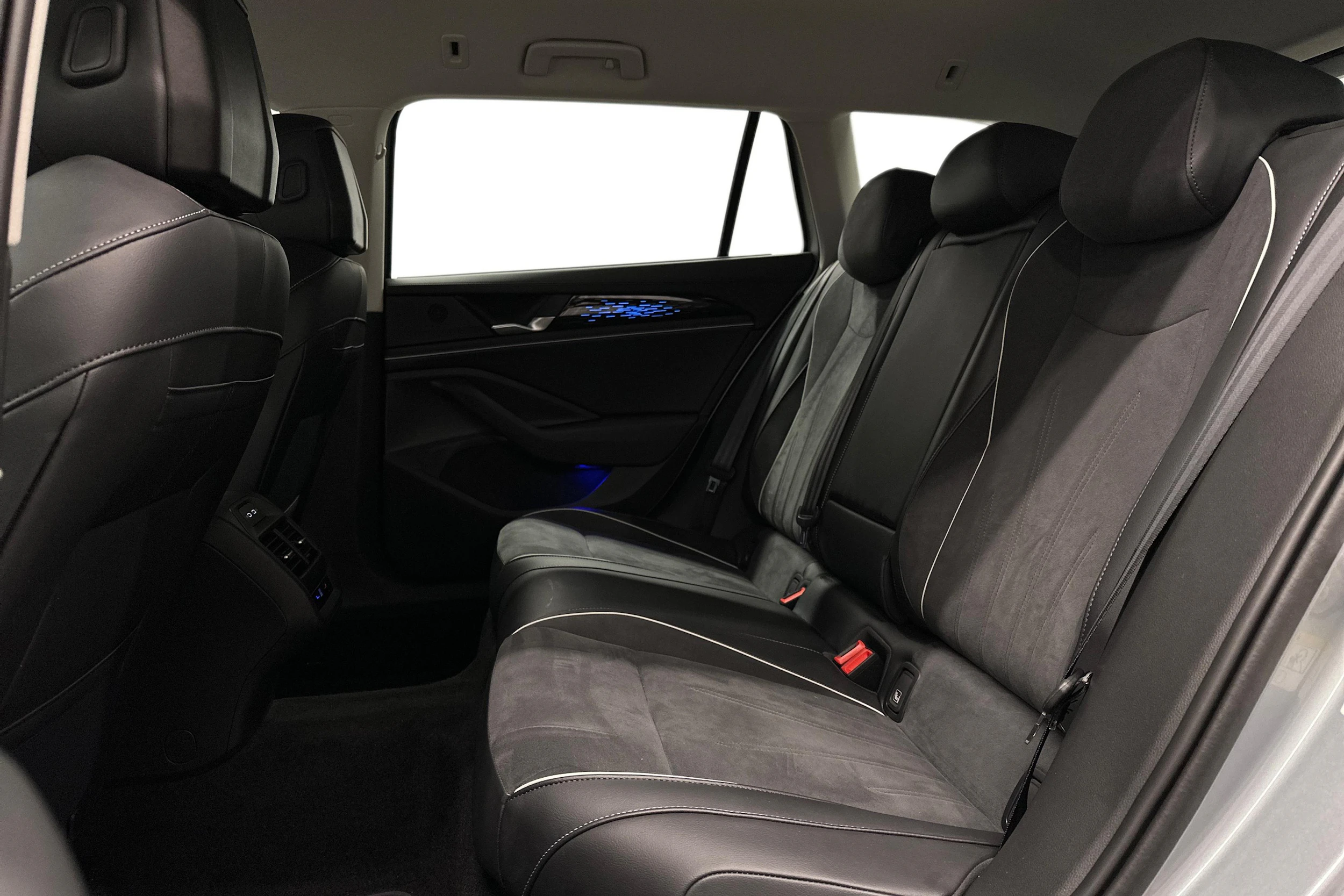 harmaa Volkswagen Passat 2025 kuva 11.