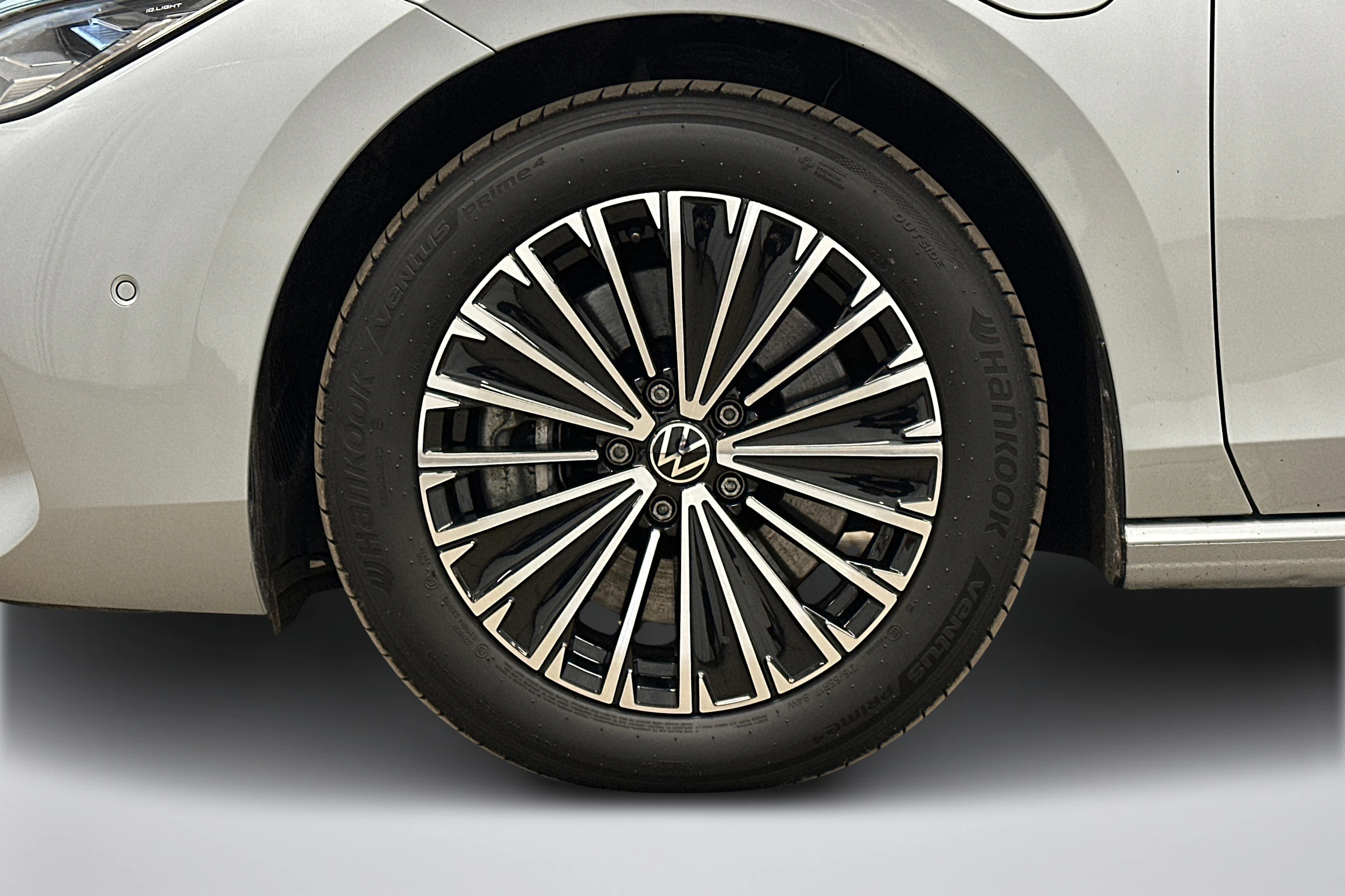 harmaa Volkswagen Passat 2025 kuva 12.