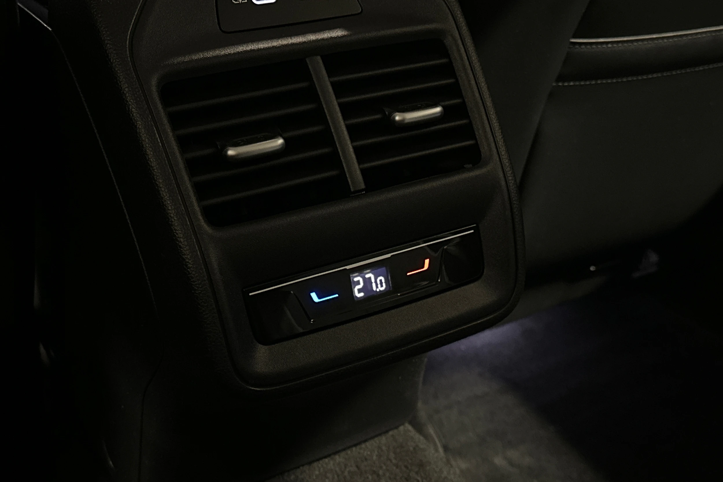 harmaa Volkswagen Passat 2025 kuva 18.