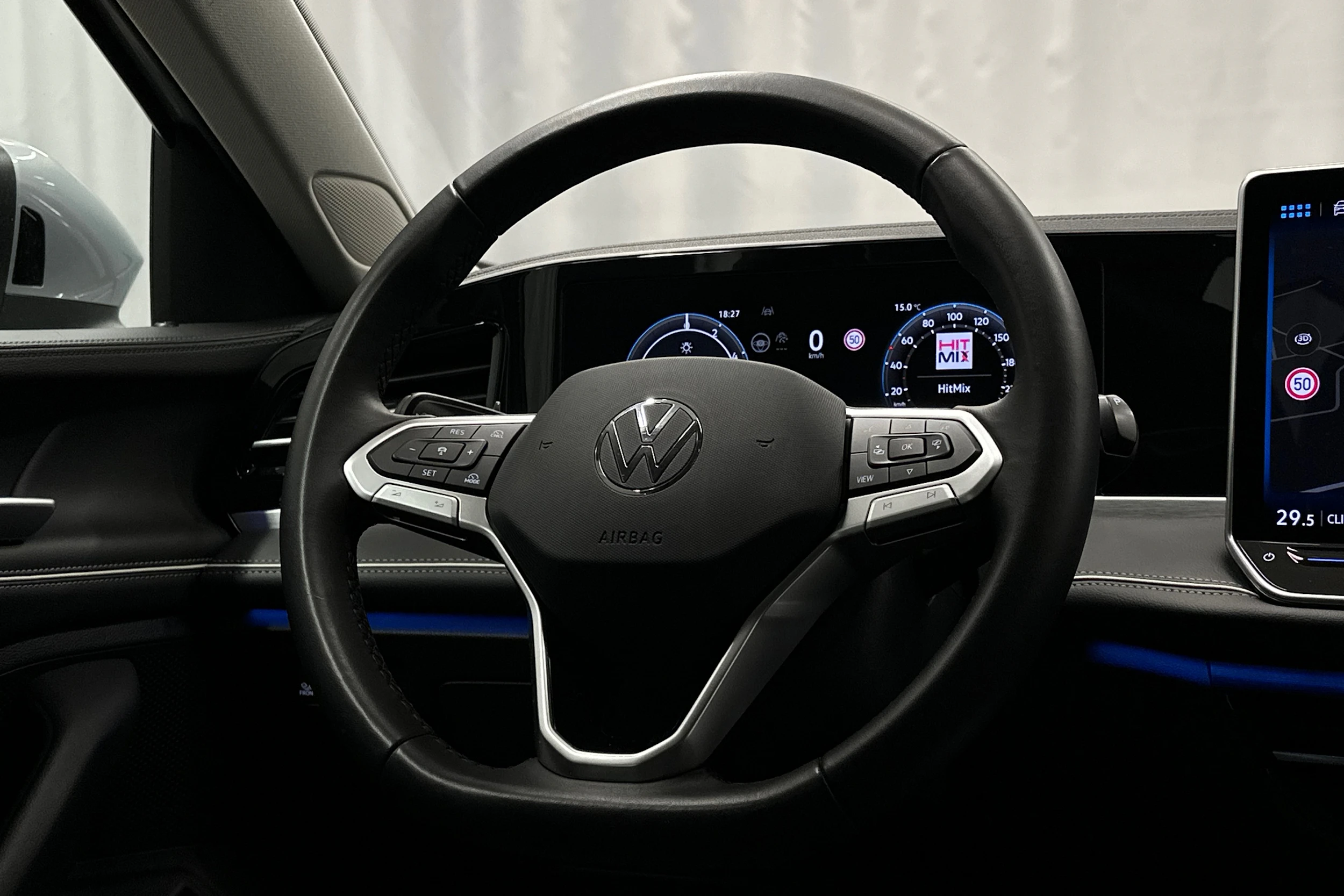 harmaa Volkswagen Passat 2025 kuva 20.