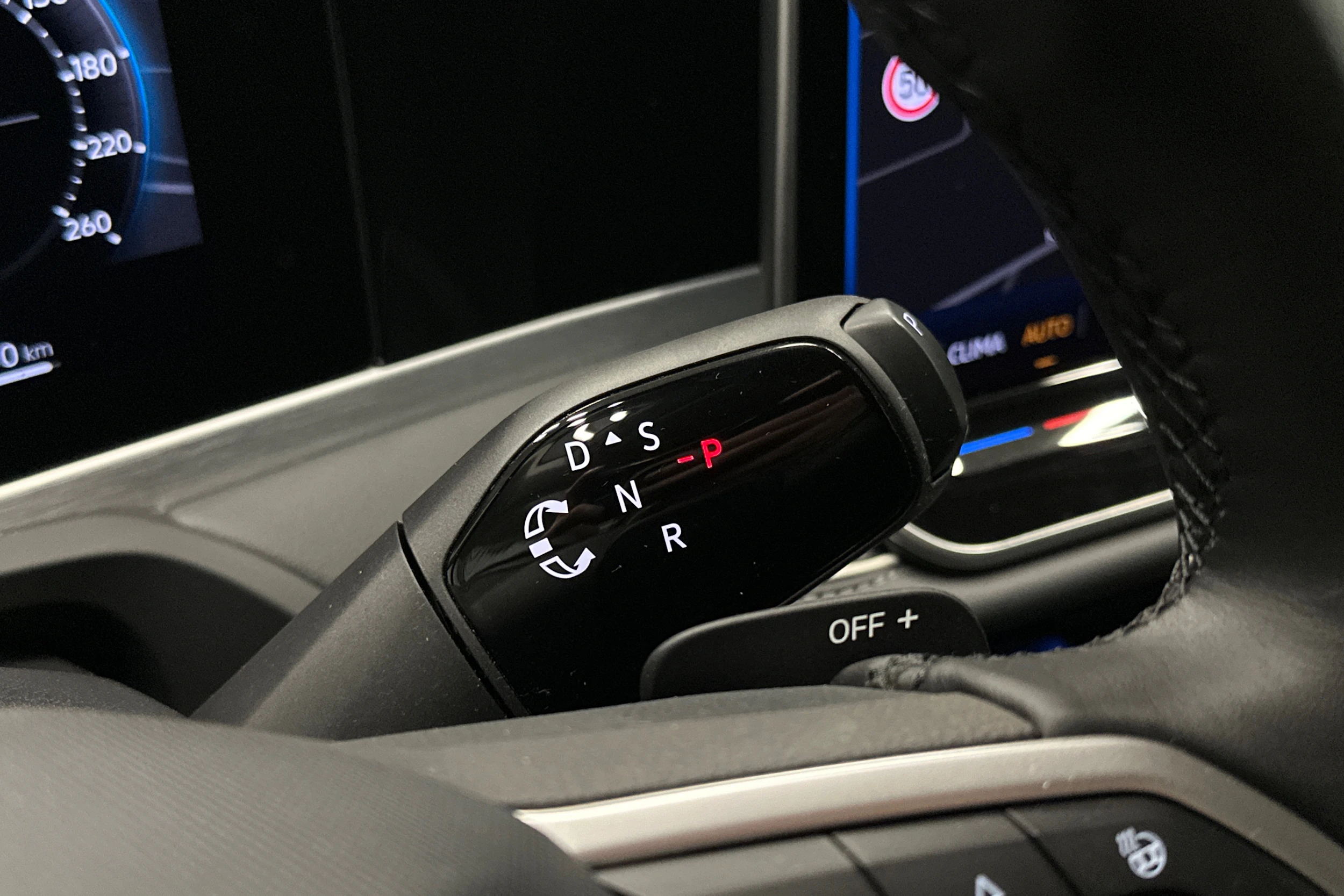 harmaa Volkswagen Passat 2025 kuva 23.