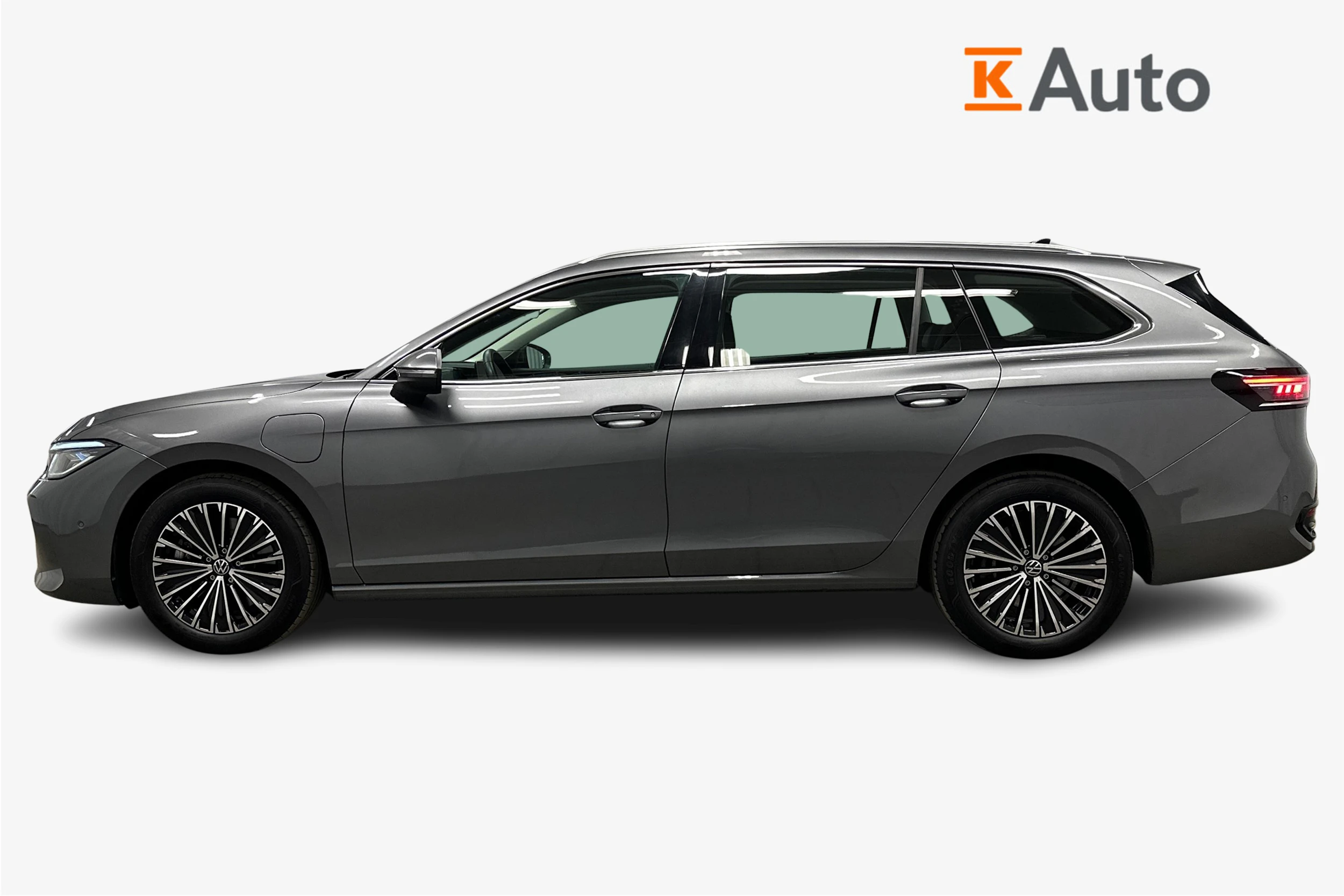 harmaa Volkswagen Passat 2025 kuva 7.