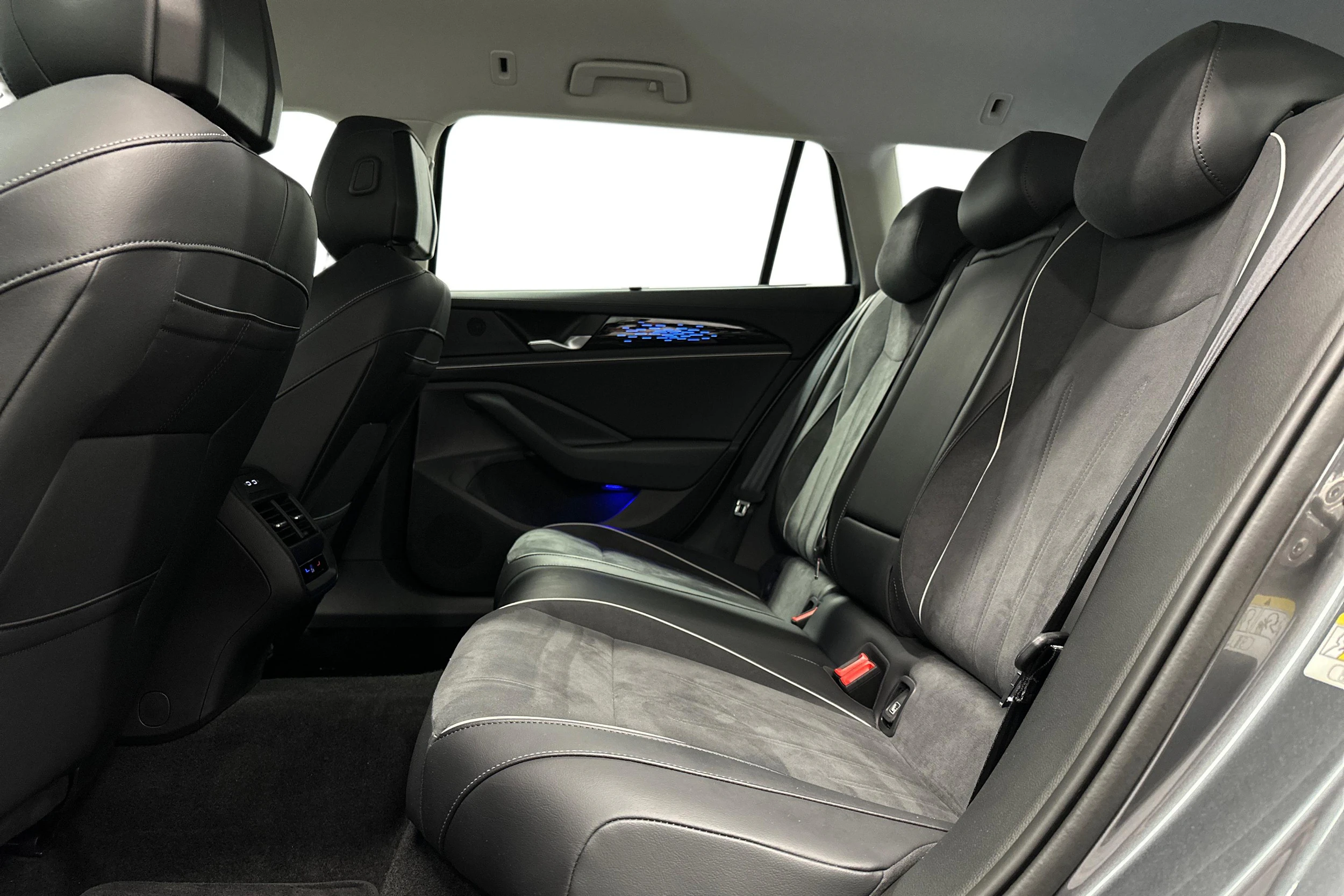 harmaa Volkswagen Passat 2025 kuva 11.