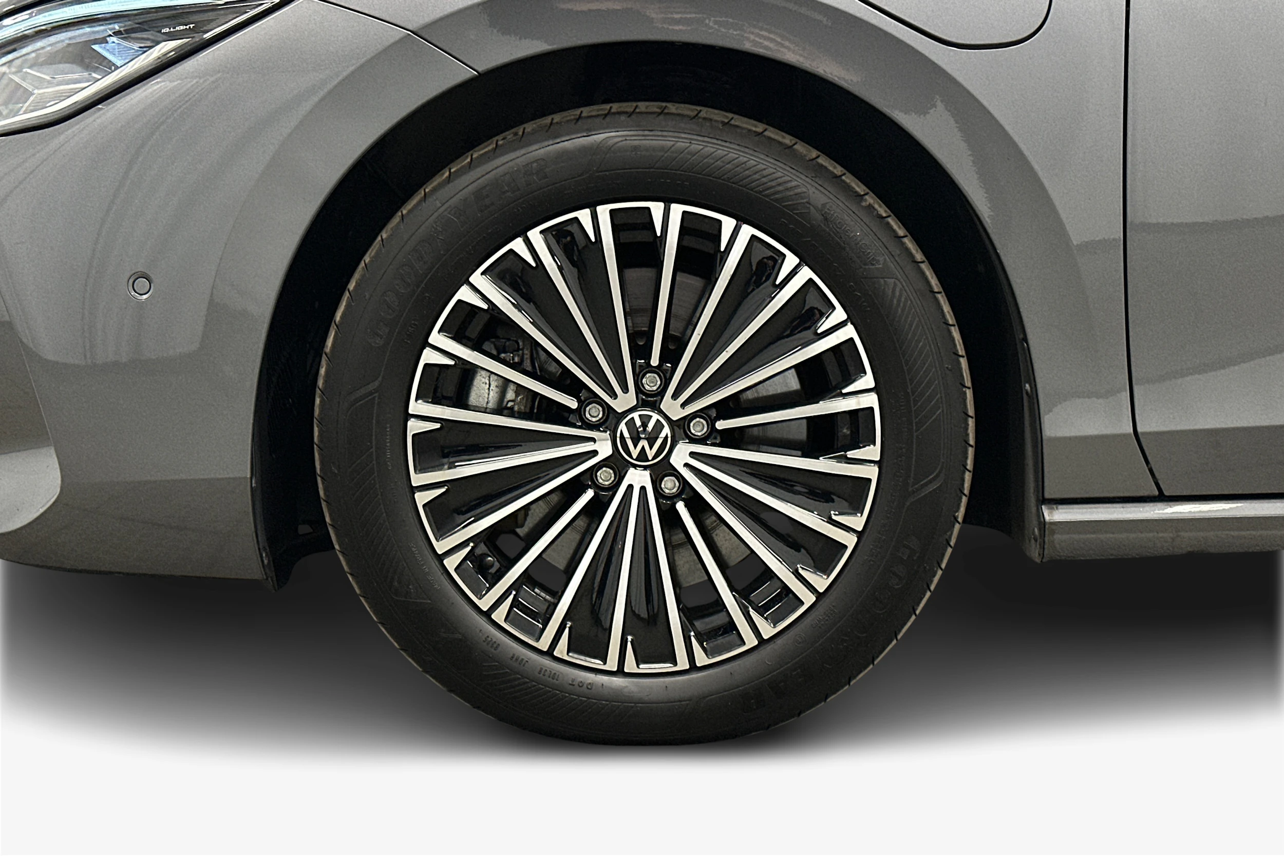 harmaa Volkswagen Passat 2025 kuva 12.