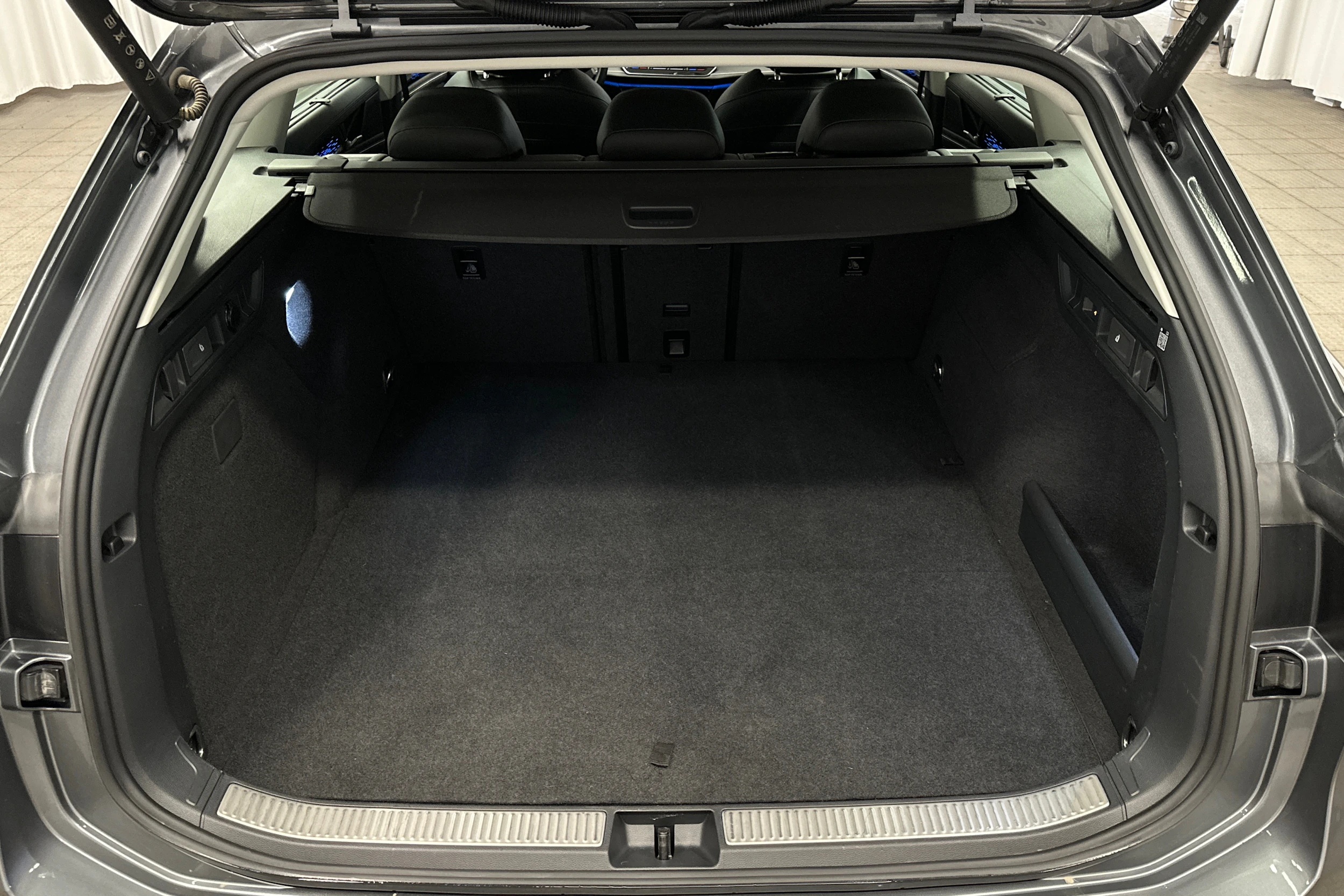 harmaa Volkswagen Passat 2025 kuva 15.