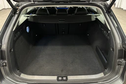 harmaa Volkswagen Passat 2025 kuva 15.