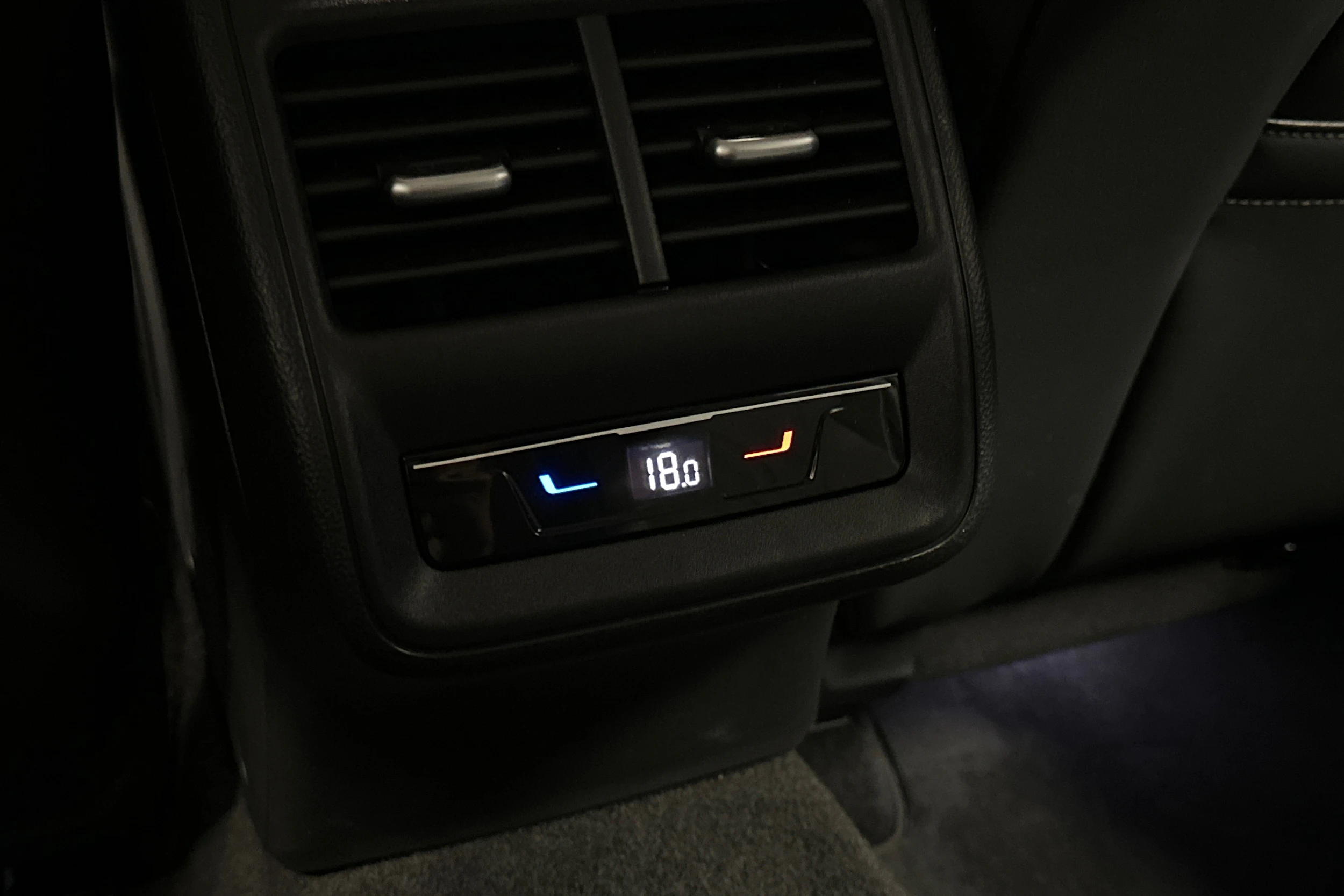 harmaa Volkswagen Passat 2025 kuva 18.