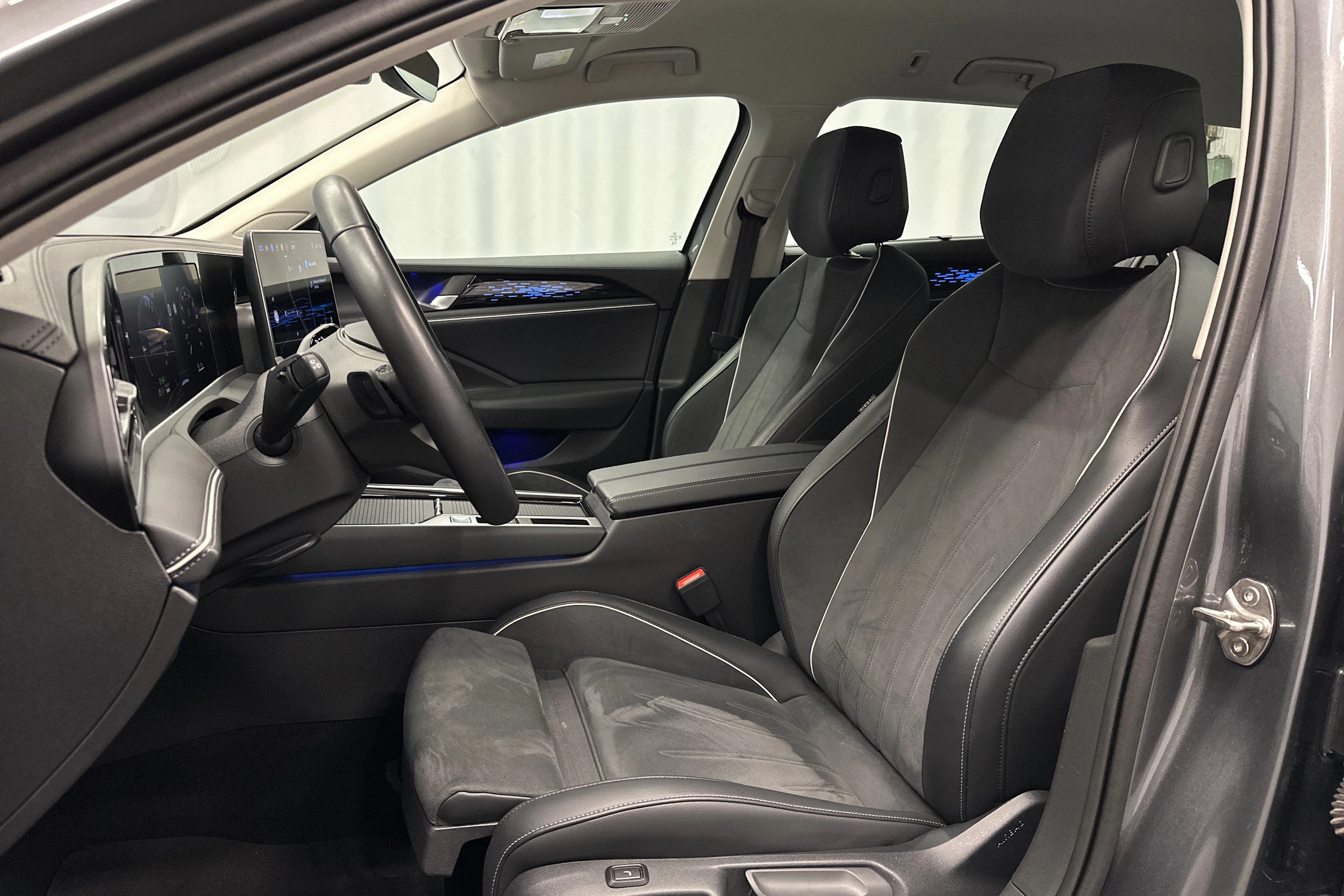 harmaa Volkswagen Passat 2025 kuva 19.