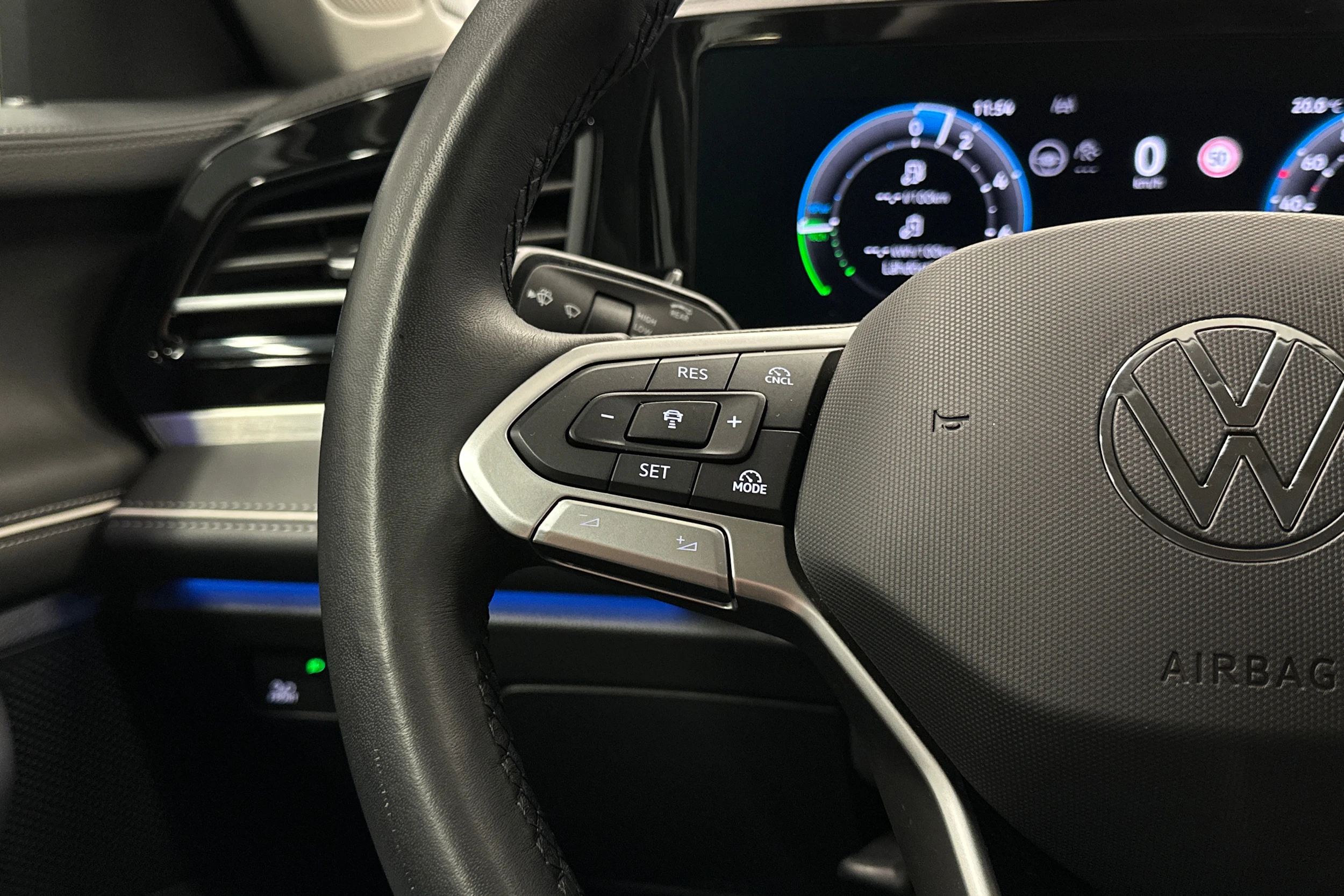harmaa Volkswagen Passat 2025 kuva 21.