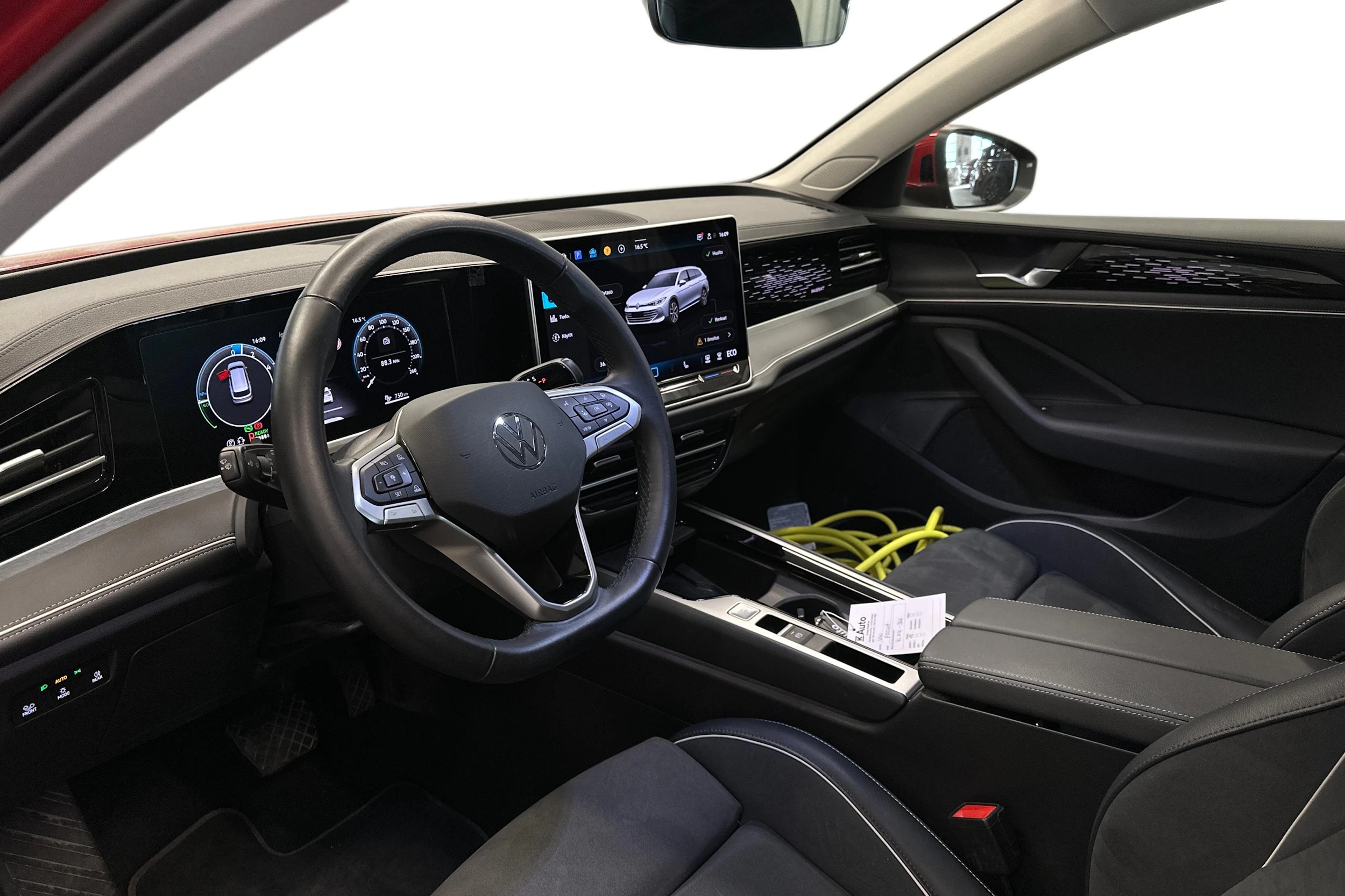 punainen Volkswagen Passat 2025 kuva 3.