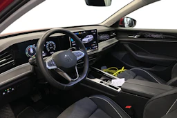 punainen Volkswagen Passat 2025 kuva 3.