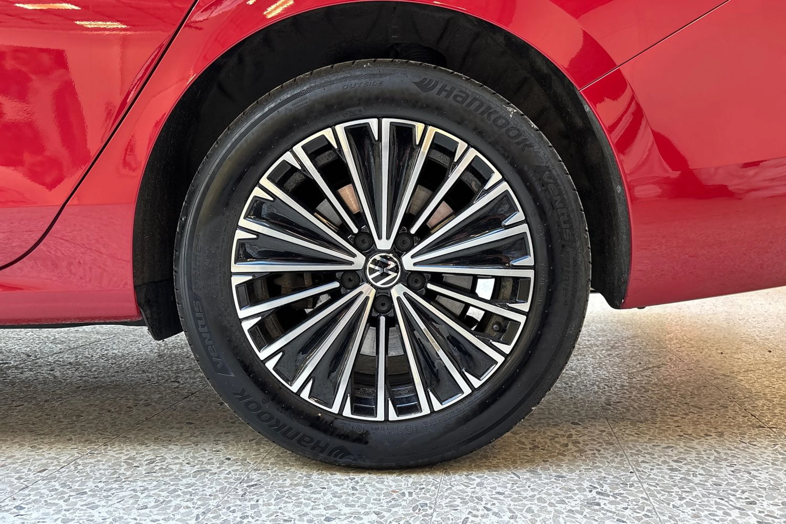punainen Volkswagen Passat 2025 kuva 13.