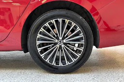 punainen Volkswagen Passat 2025 kuva 13.