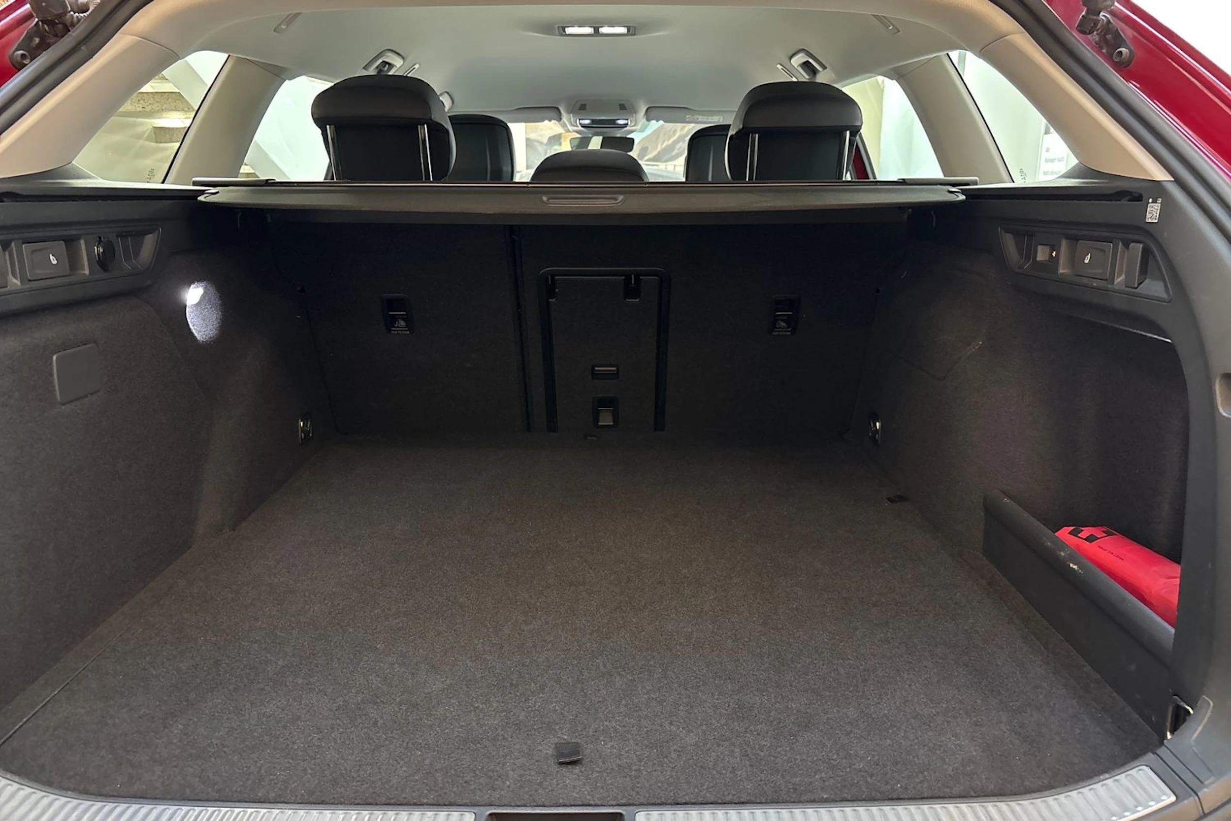 punainen Volkswagen Passat 2025 kuva 15.