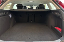 punainen Volkswagen Passat 2025 kuva 15.