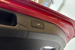 punainen Volkswagen Passat 2025 kuva 16.