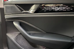 punainen Volkswagen Passat 2025 kuva 19.