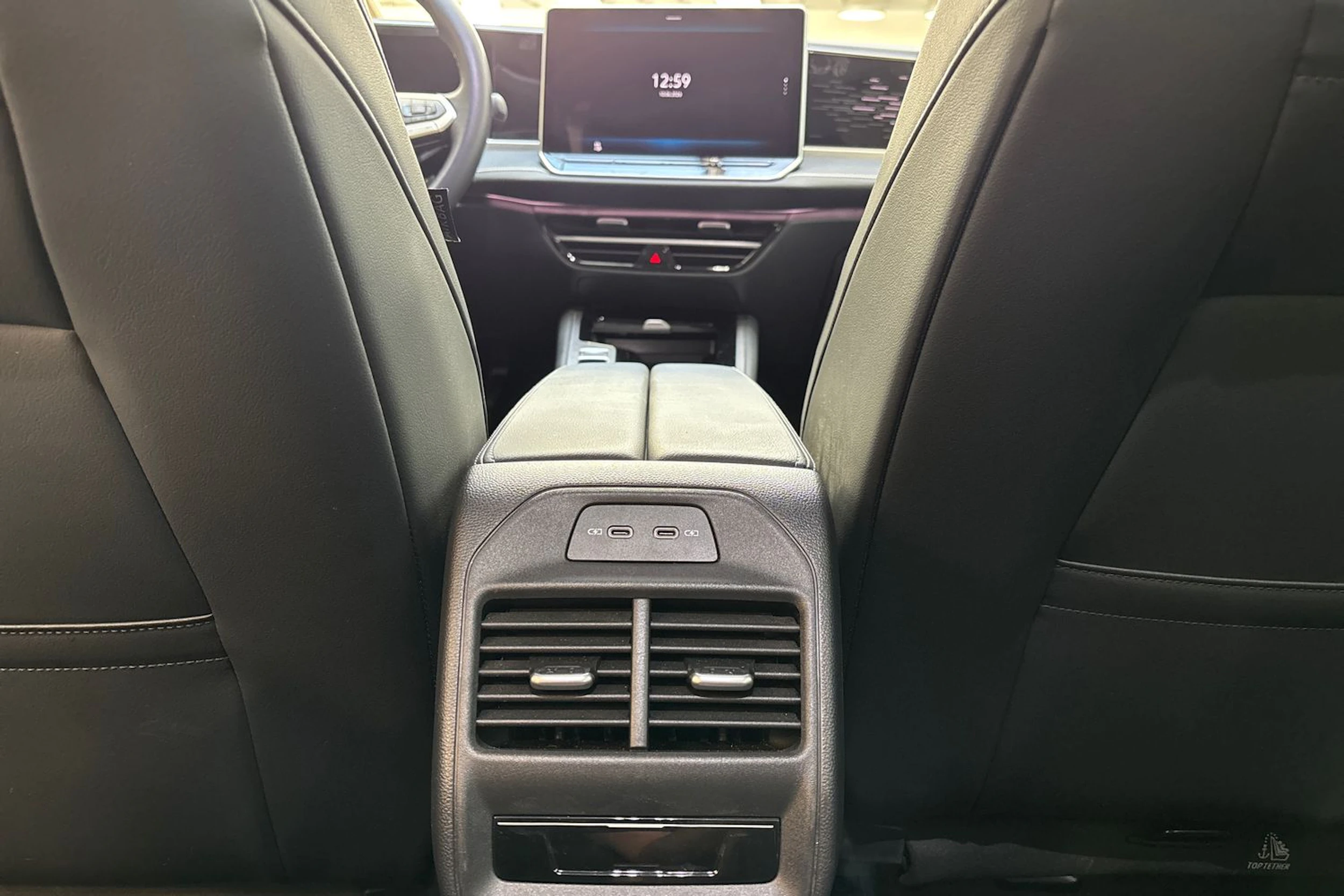 punainen Volkswagen Passat 2025 kuva 20.