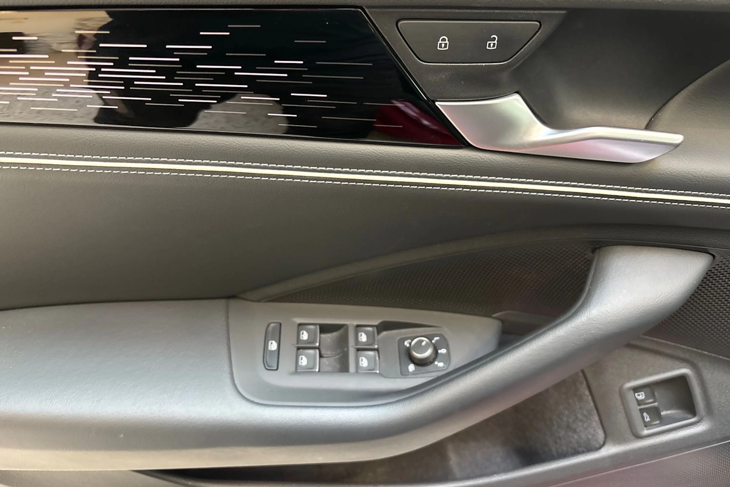 punainen Volkswagen Passat 2025 kuva 21.