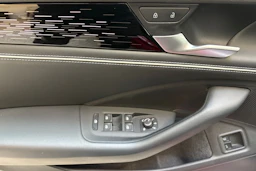 punainen Volkswagen Passat 2025 kuva 21.