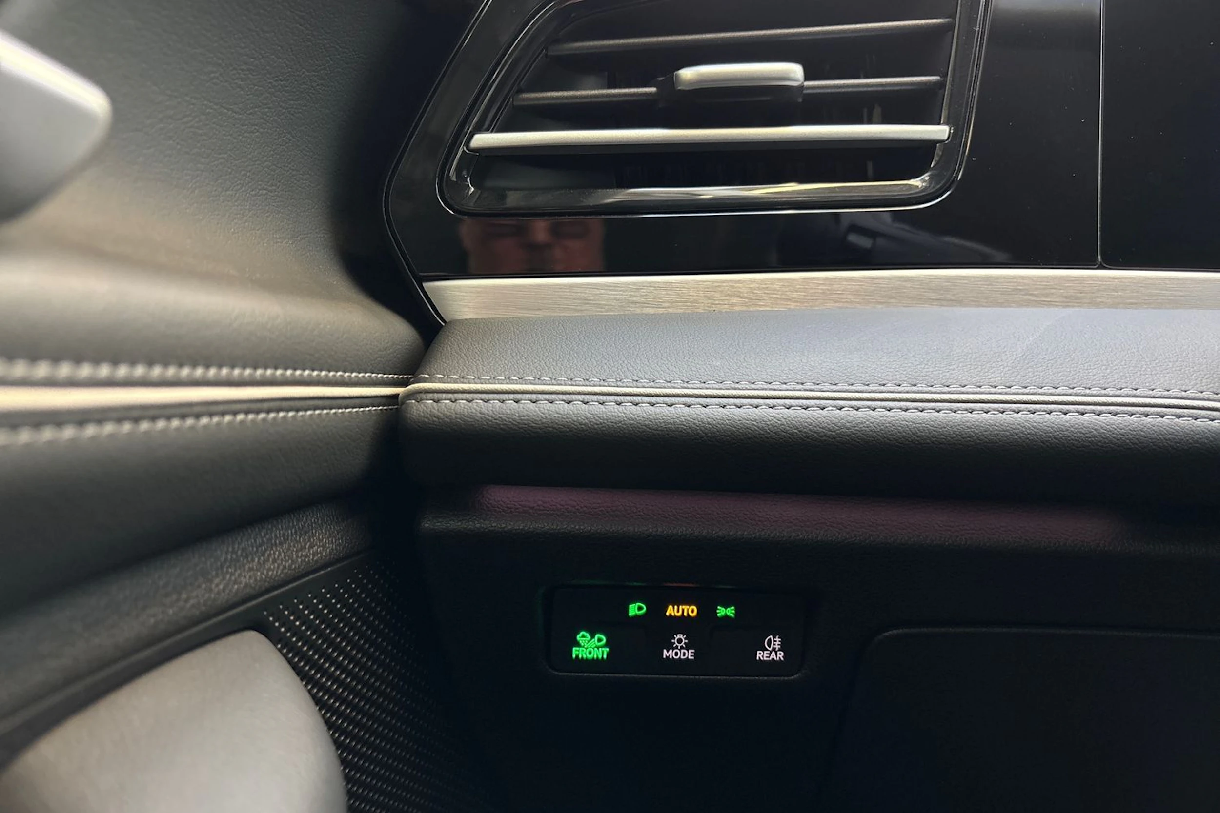 punainen Volkswagen Passat 2025 kuva 23.