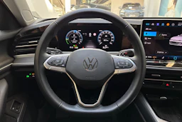 punainen Volkswagen Passat 2025 kuva 24.