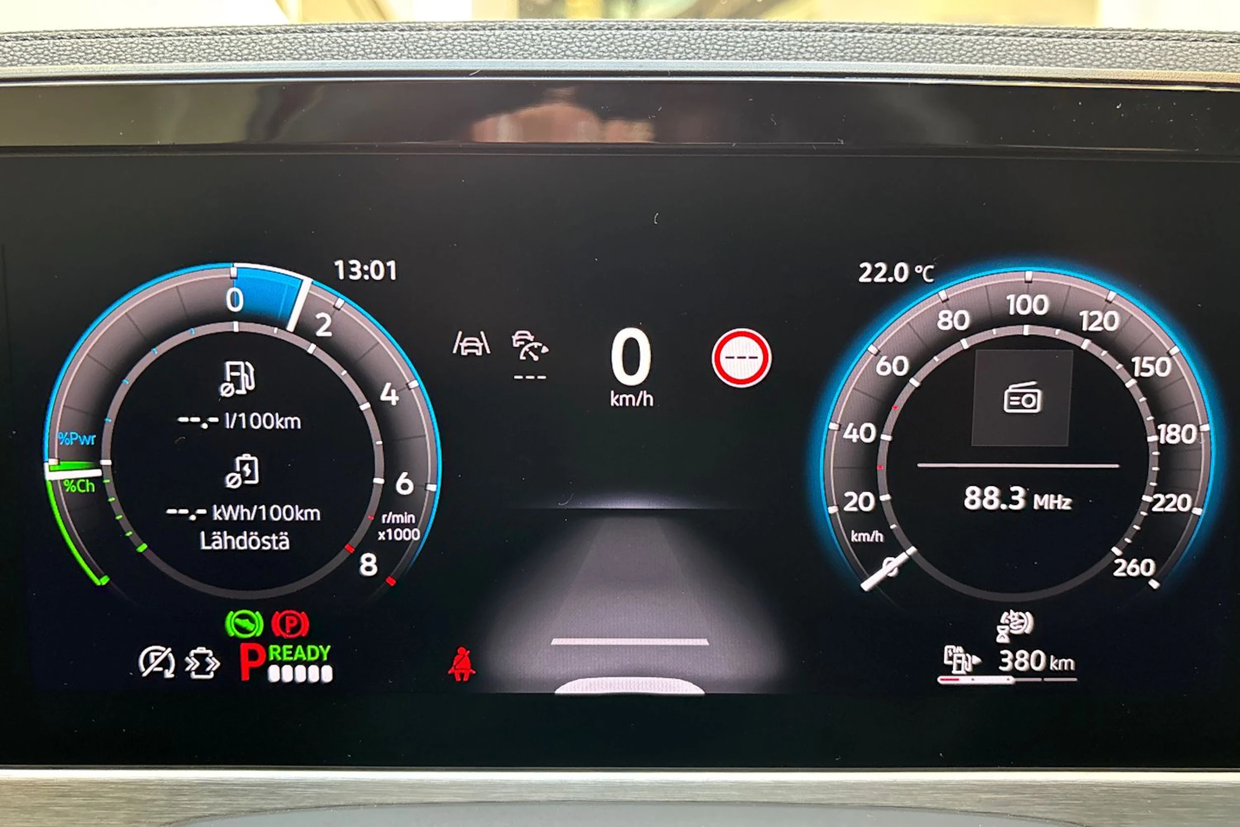 punainen Volkswagen Passat 2025 kuva 25.