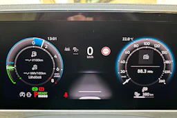 punainen Volkswagen Passat 2025 kuva 25.