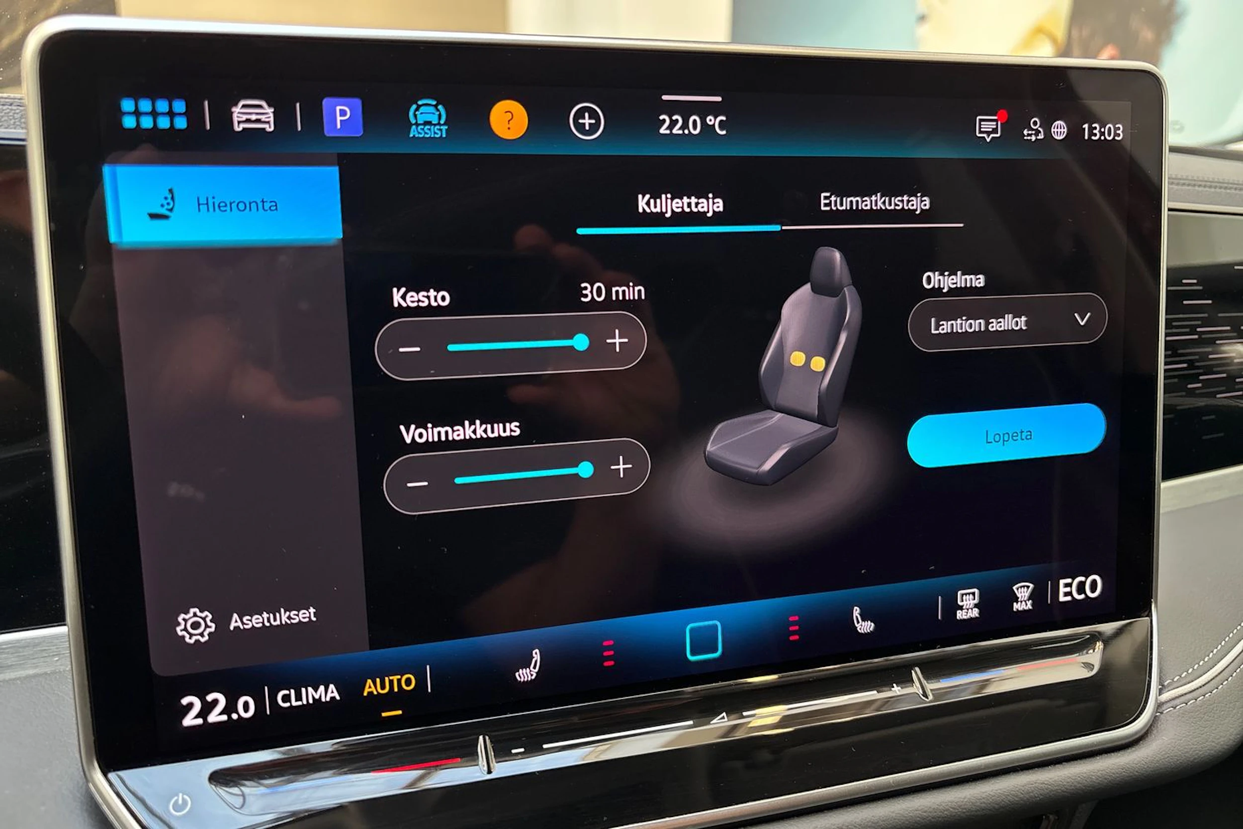punainen Volkswagen Passat 2025 kuva 29.