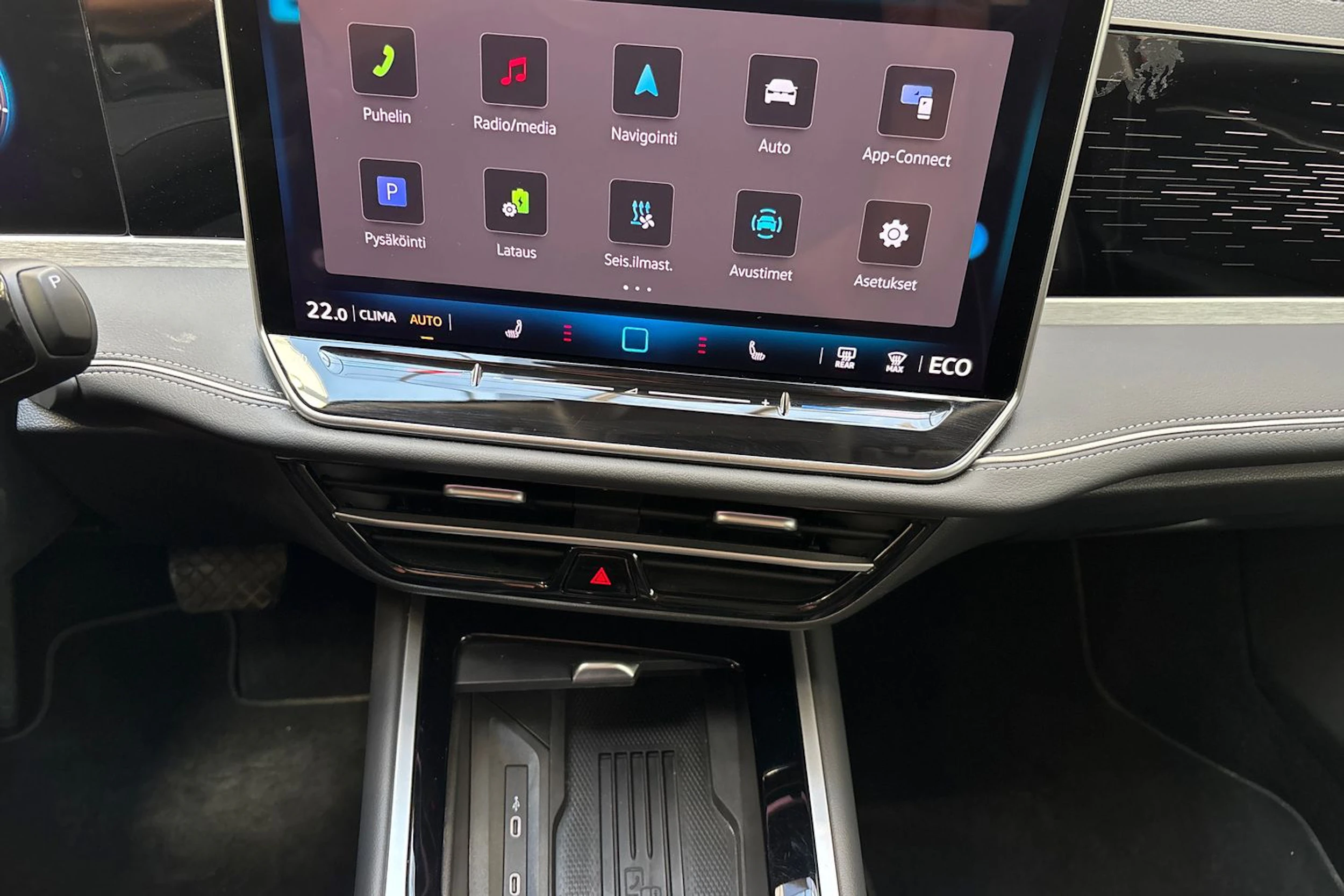 punainen Volkswagen Passat 2025 kuva 30.