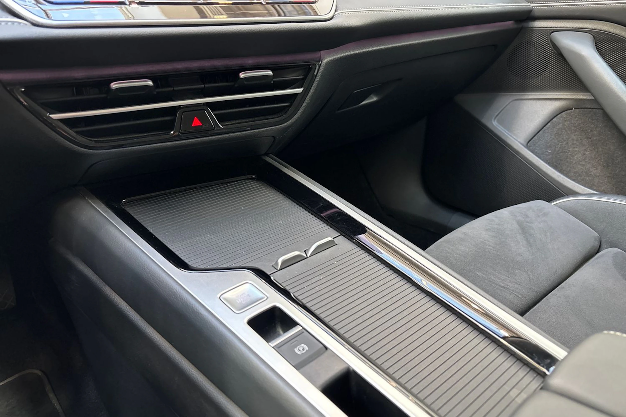 punainen Volkswagen Passat 2025 kuva 31.
