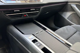 punainen Volkswagen Passat 2025 kuva 31.