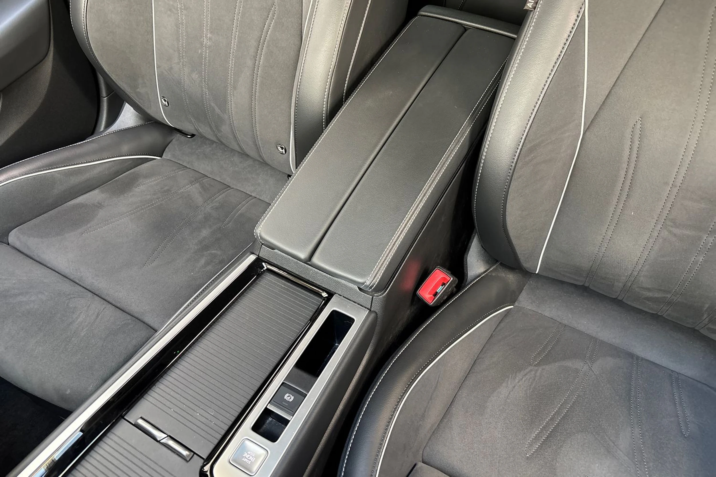punainen Volkswagen Passat 2025 kuva 32.