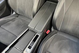 punainen Volkswagen Passat 2025 kuva 32.