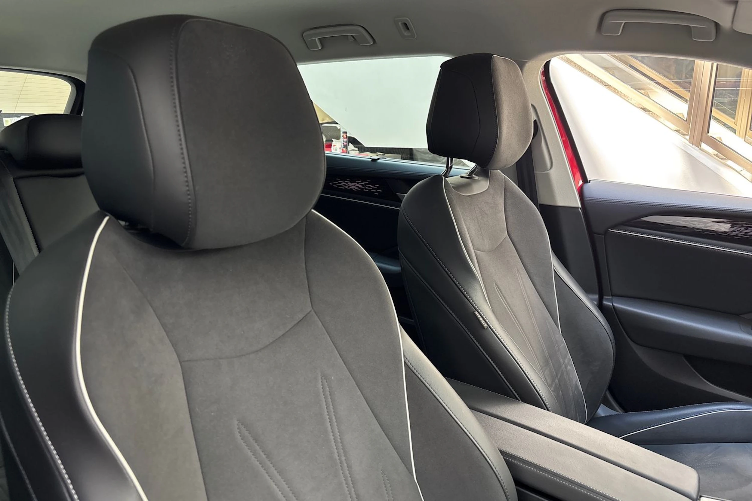 punainen Volkswagen Passat 2025 kuva 33.