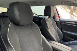 punainen Volkswagen Passat 2025 kuva 33.